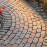 allée de jardin en briques
