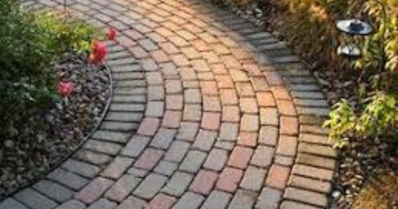allée de jardin en briques